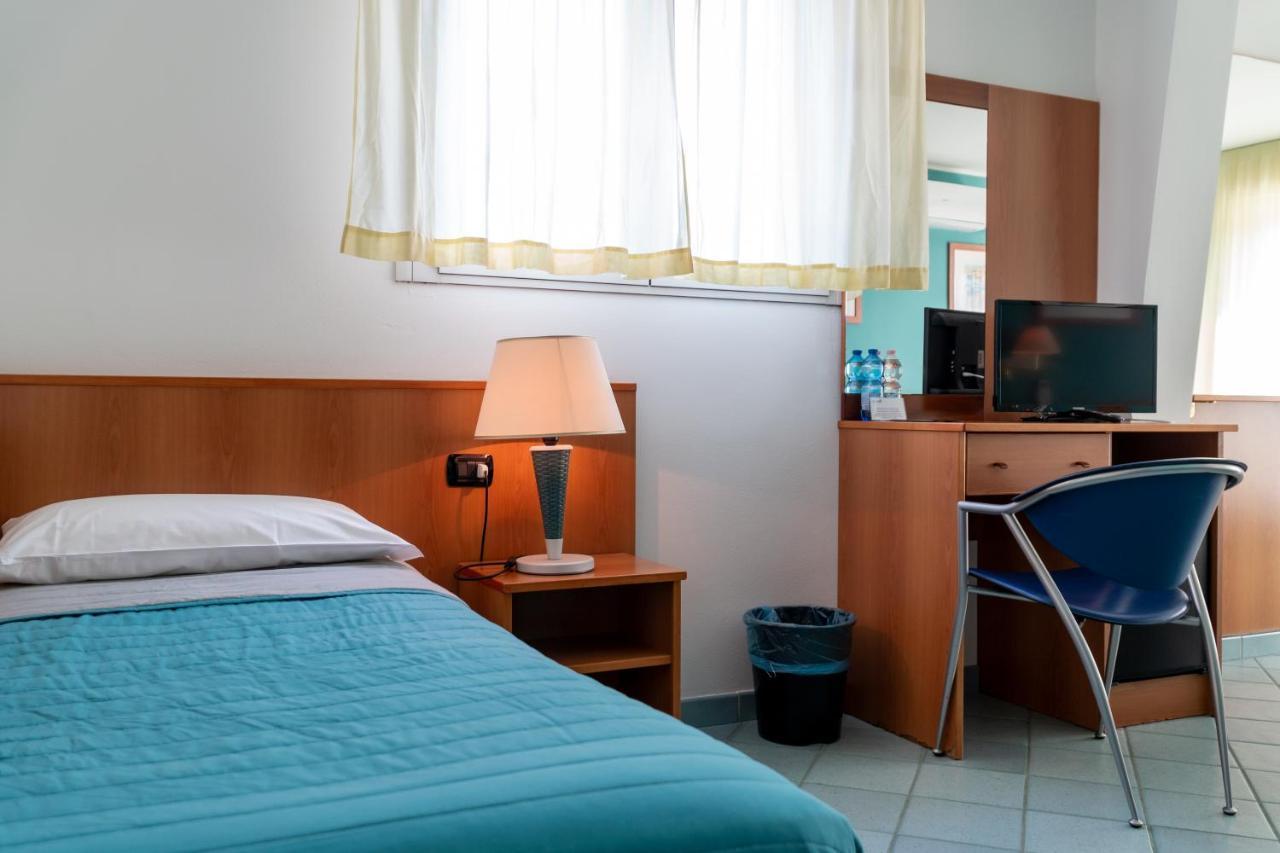 Hotel Alisei ลินญาโน ซับเบียโดโร ภายนอก รูปภาพ