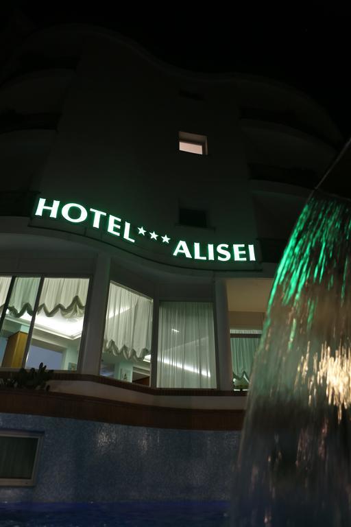 Hotel Alisei ลินญาโน ซับเบียโดโร ภายนอก รูปภาพ
